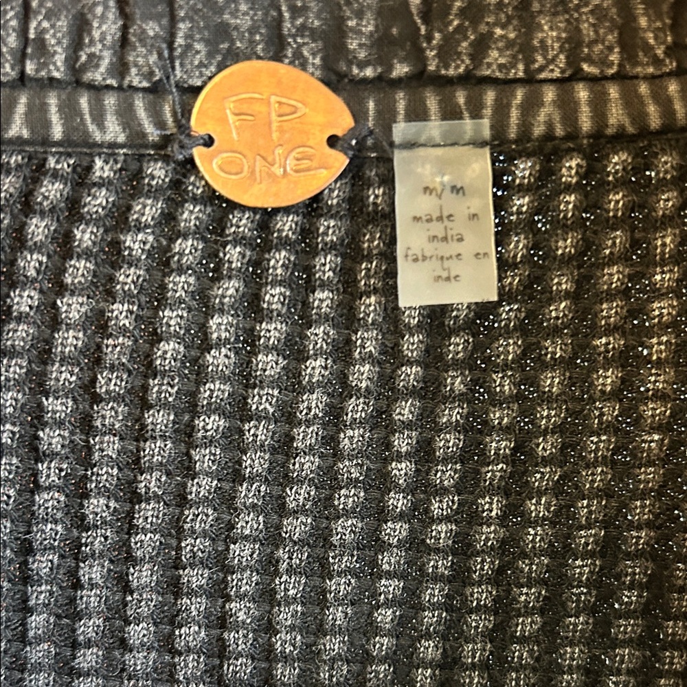 Elegant Black Textured Button-Down Shirt - Picture 2 of 7